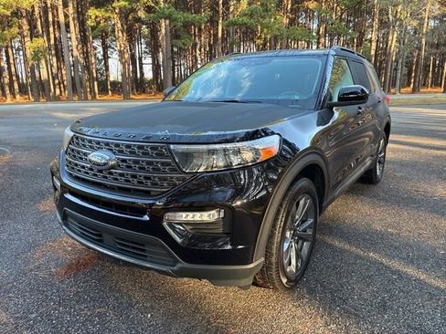 Used 2022 Ford Explorer XLT w/ Equipment Group 202A image 7