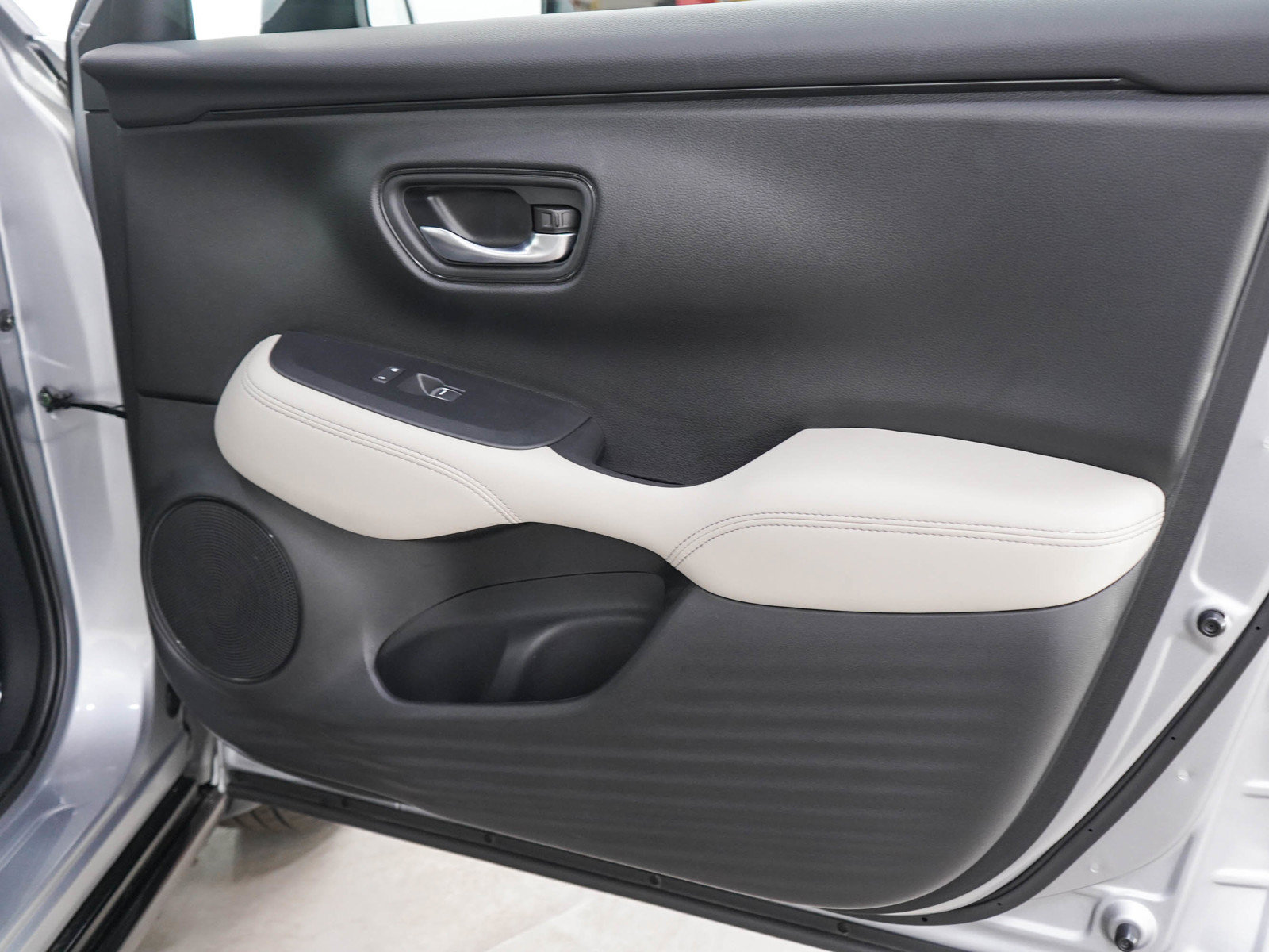 Used 2025 Honda HR-V EX-L image 9