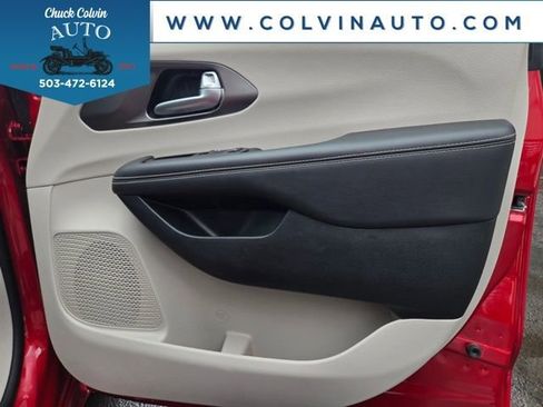 Used 2024 Chrysler Pacifica Touring-L image 33