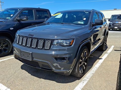 Used 2018 Jeep Grand Cherokee Altitude AWD/4WD image 2