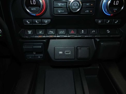 Used 2021 GMC Sierra 2500 AT4 w/ AT4 Premium Plus Package AWD/4WD image 14