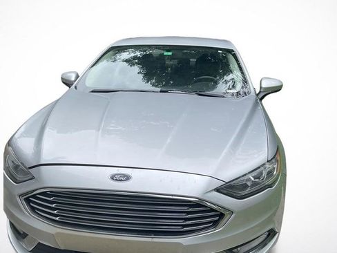 Used 2017 Ford Fusion SE w/ Equipment Group 201A FWD image 1
