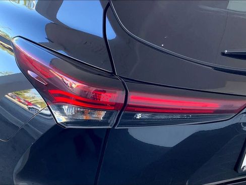 Used 2024 Toyota Highlander XLE image 28