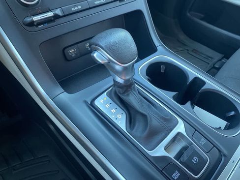 Used 2022 Kia Carnival LX image 19