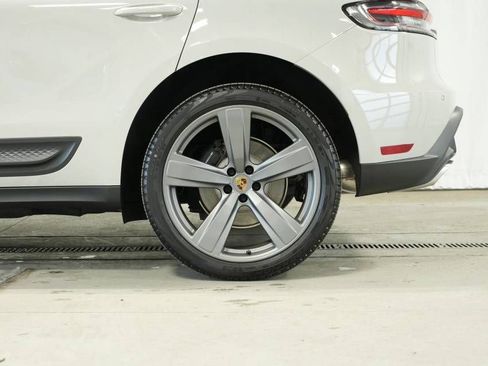 Certified 2026 Porsche Macan AWD/4WD image 43