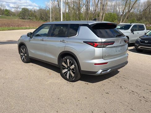Used 2025 Mitsubishi Outlander SE FWD image 3
