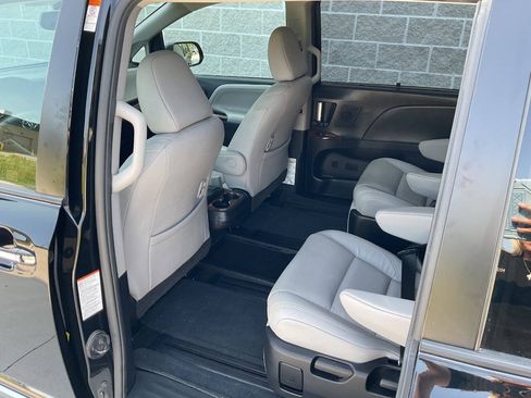 Used 2016 Toyota Sienna Limited w/ Protection Package FWD image 35