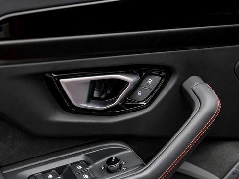 Used 2025 Lamborghini Urus SE AWD/4WD image 97