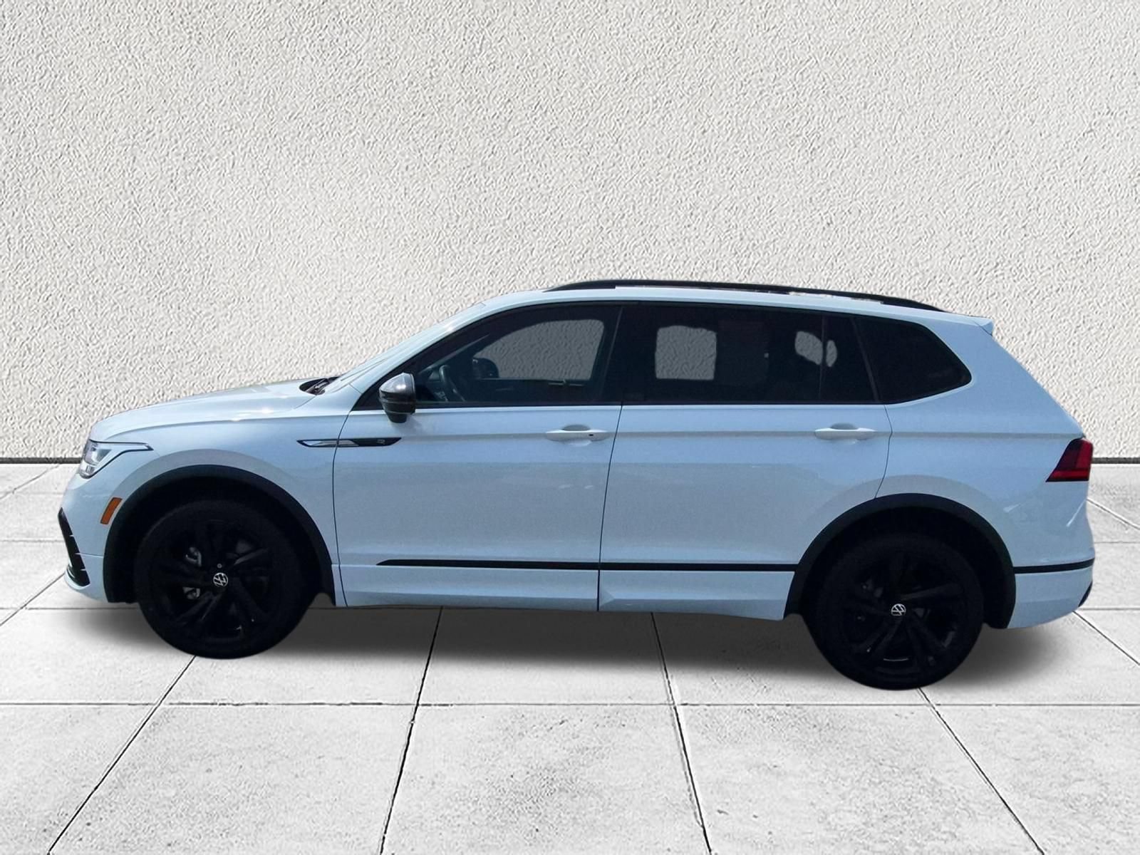 Used 2023 Volkswagen Tiguan SE R-Line FWD image 6