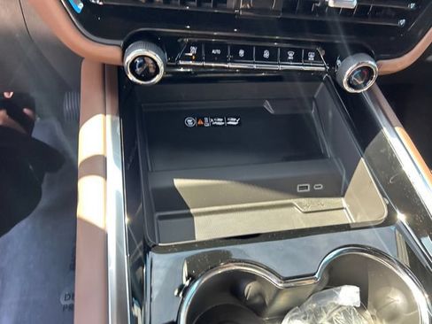 Used 2025 Chevrolet Tahoe High Country AWD/4WD image 25