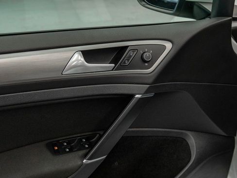 Used 2016 Volkswagen Golf S image 24