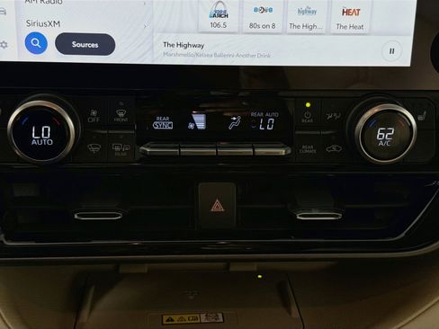 Used 2023 Toyota Highlander XLE AWD/4WD image 17