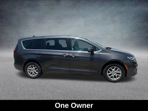 Used 2023 Chrysler Pacifica Touring-L FWD image 6