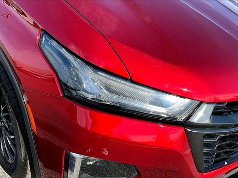 Used 2023 Chevrolet Traverse RS image 36