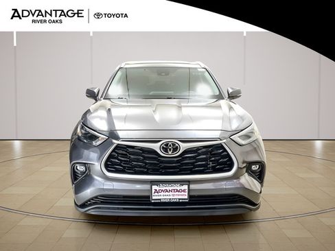 Used 2023 Toyota Highlander XLE AWD/4WD image 3