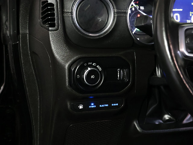 Used 2023 Jeep Wrangler Unlimited Sahara w/ Cold Weather Group AWD/4WD image 27
