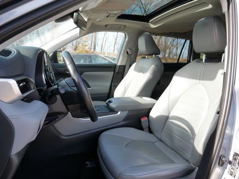 Used 2021 Toyota Highlander XLE image 34