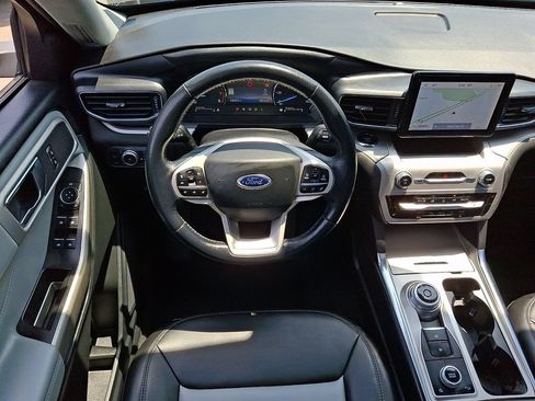 Used 2022 Ford Explorer XLT w/ Equipment Group 202A AWD/4WD image 11