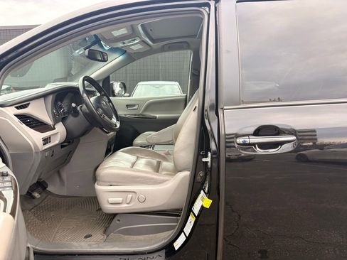 Used 2016 Toyota Sienna XLE image 29
