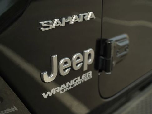 Used 2021 Jeep Wrangler Unlimited Sahara w/ LED Lighting Group AWD/4WD image 38