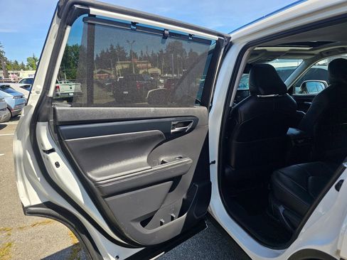 Used 2020 Toyota Highlander XLE AWD/4WD image 14