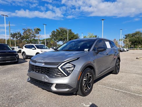 Used 2023 Kia Sportage LX image 3