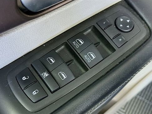 Used 2022 Chrysler Voyager LX image 19