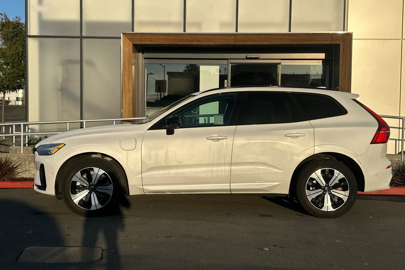 Certified 2024 Volvo XC60 T8 Plus AWD/4WD image 6