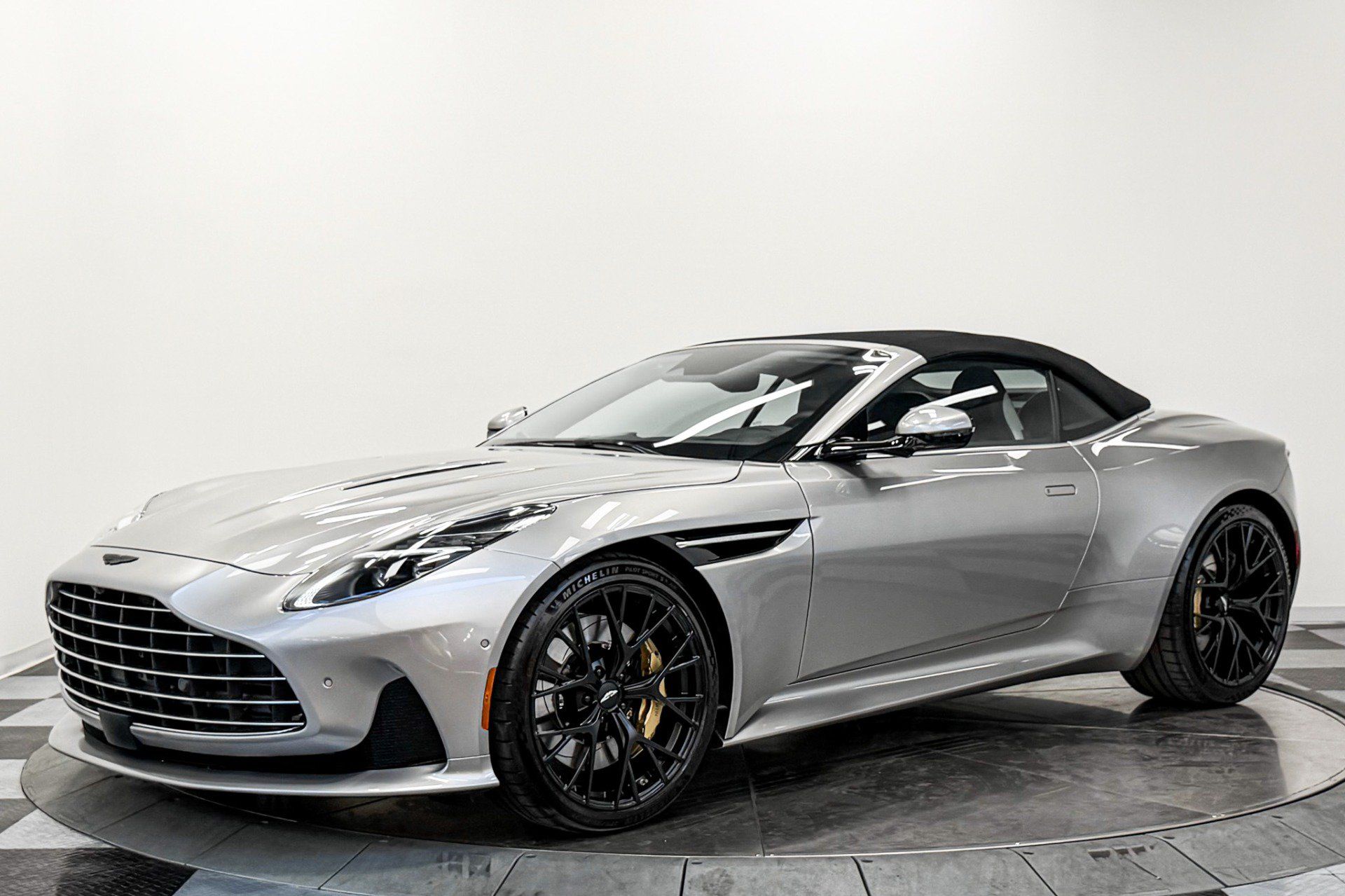 Used 2025 Aston Martin DB12 Convertible RWD image 36