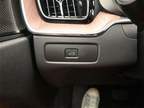 Used 2023 Volvo XC60 B5 Ultimate w/ Protection Package Premier image 29