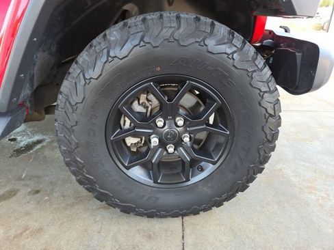 Used 2019 Jeep Wrangler Unlimited Sahara w/ Dual Top Group AWD/4WD image 74