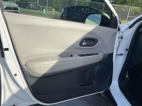 Used 2017 Honda HR-V LX image 17