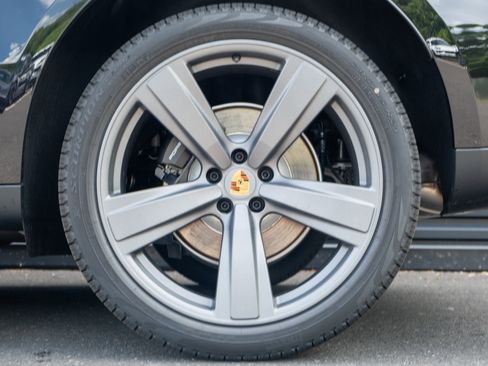 Certified 2025 Porsche Macan image 13