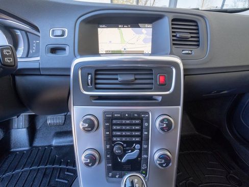 Used 2018 Volvo V60 T5 Cross Country w/ Convenience Package image 11