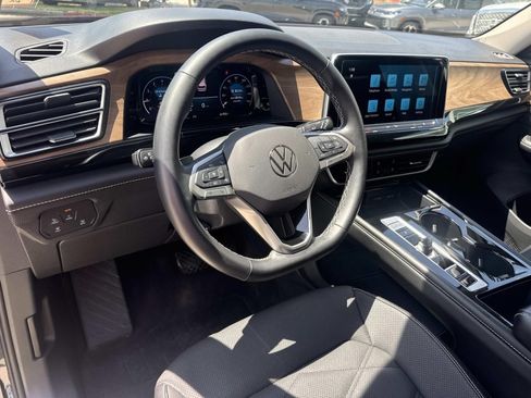 Used 2024 Volkswagen Atlas SE AWD/4WD image 18