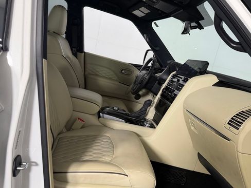 Used 2024 INFINITI QX80 Sensory AWD/4WD image 31