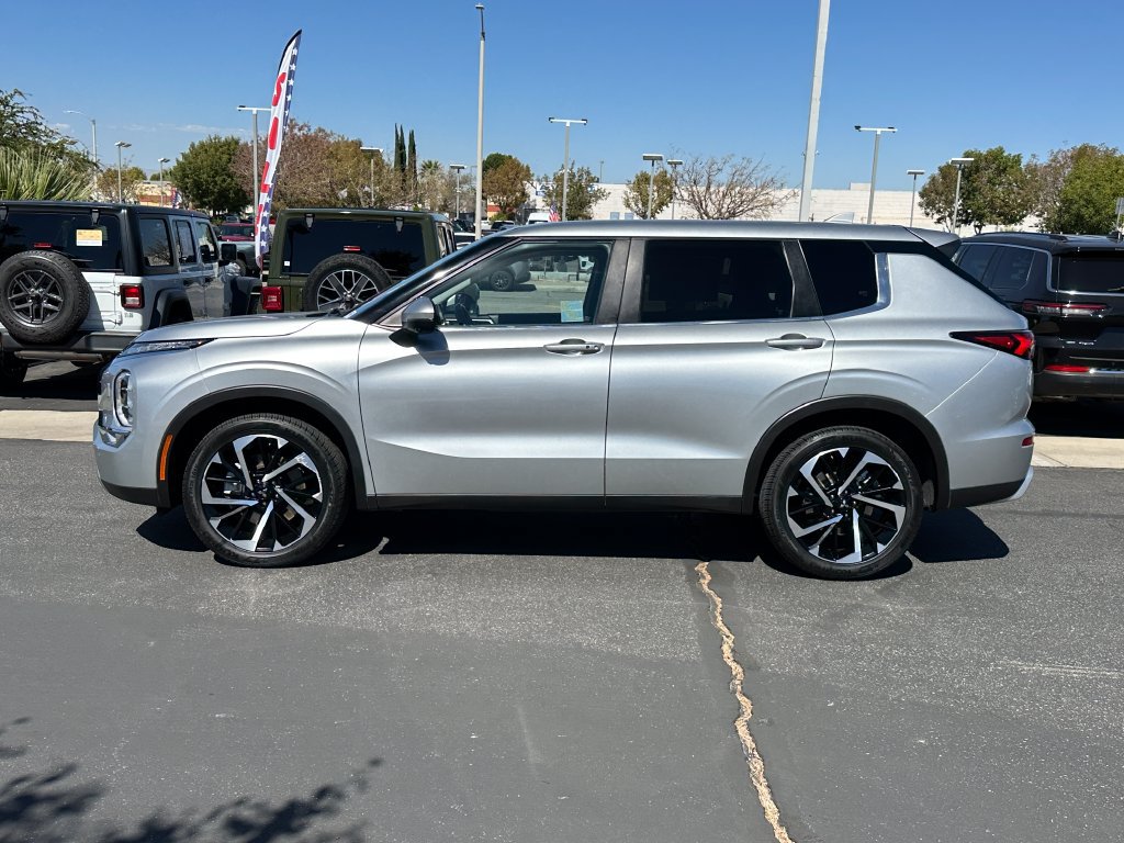 Used 2024 Mitsubishi Outlander SE AWD/4WD image 3
