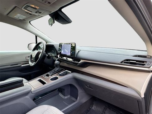 Used 2024 Toyota Sienna LE image 30
