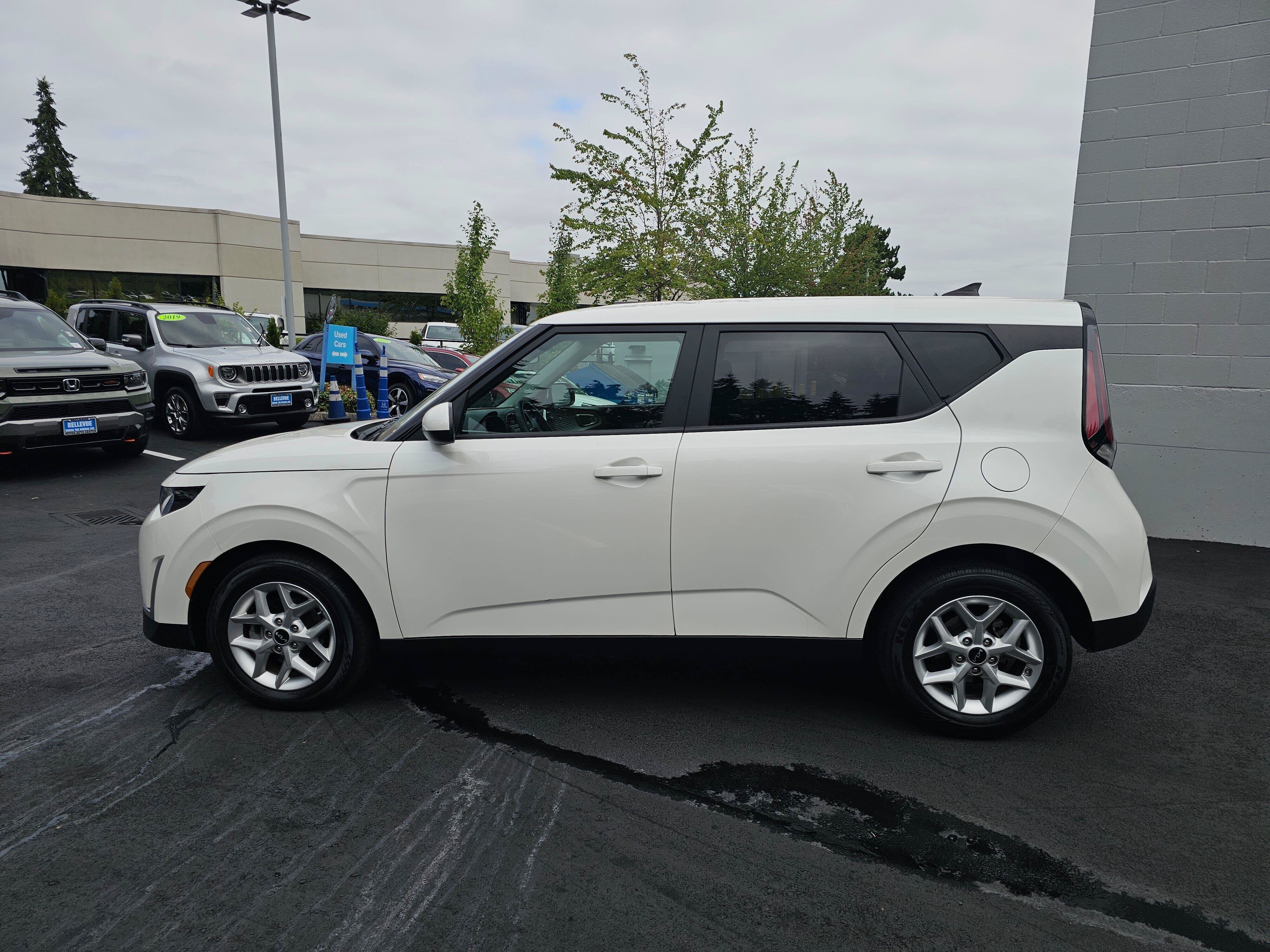 Used 2023 Kia Soul LX w/ LX Technology Package FWD image 4