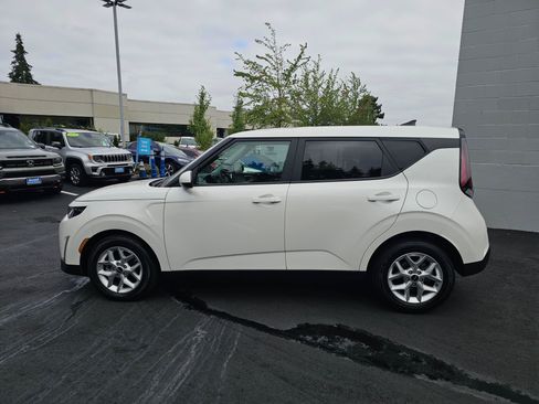 Used 2023 Kia Soul LX w/ LX Technology Package FWD image 4