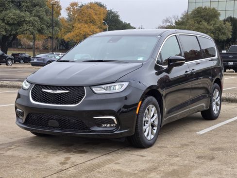 New 2026 Chrysler Pacifica Select image 2