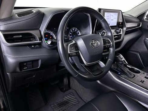 Used 2023 Toyota Highlander XLE image 10