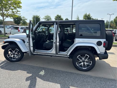 Used 2024 Jeep Wrangler Unlimited w/ Convenience Group AWD/4WD image 31