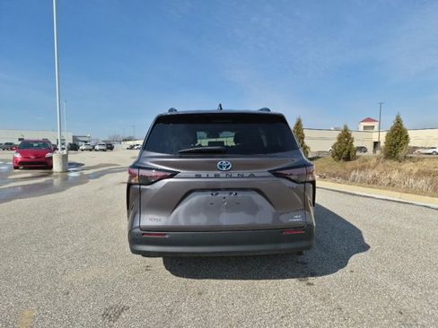 Used 2023 Toyota Sienna XLE image 6