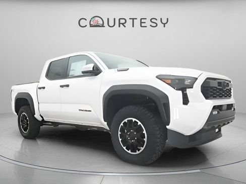 Certified 2025 Toyota Tacoma TRD Off-Road AWD/4WD image 9