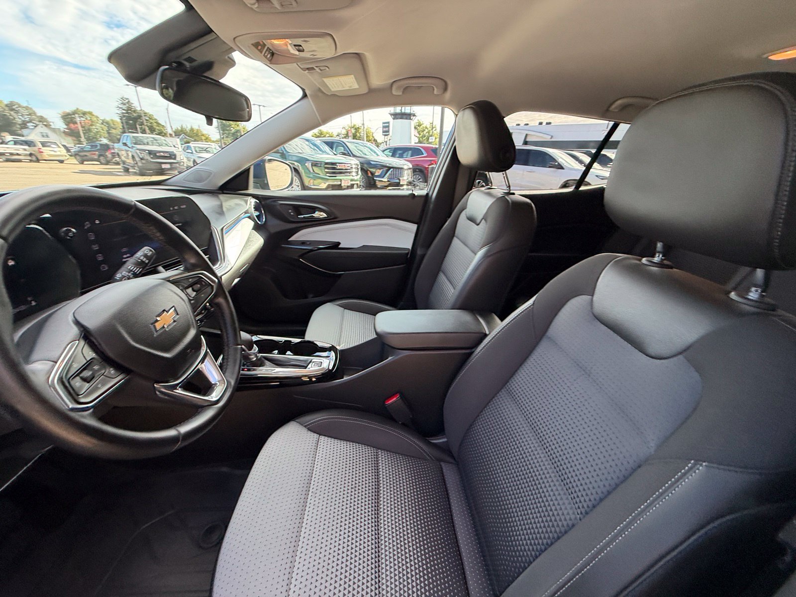 Used 2024 Chevrolet Trax LT w/ Driver Confidence Package FWD image 4
