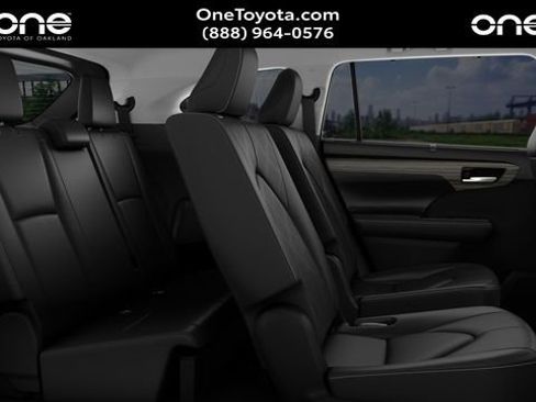New 2026 Toyota Highlander Platinum AWD/4WD image 3