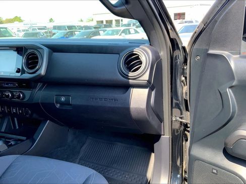 Used 2016 Toyota Tacoma TRD Off-Road image 17