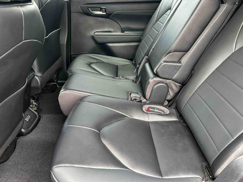 Used 2023 Toyota Highlander XLE AWD/4WD image 19