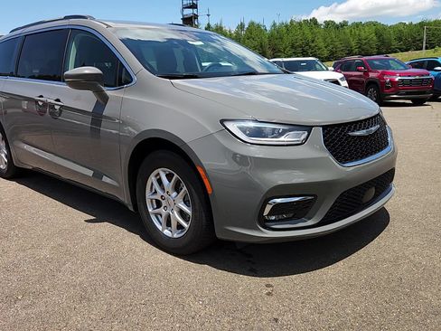 Used 2022 Chrysler Pacifica Touring-L FWD image 4